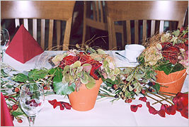 Tischdekoration Toscana mit Olivenzweigen, Rosen und Brombeeren
